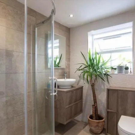 Beautiful 5 Bedroom House In Great Location. Coventry Exterior photo