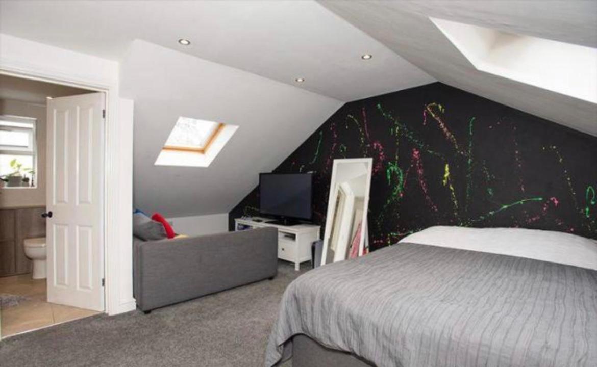 Beautiful 5 Bedroom House In Great Location. Casa de Férias Coventry